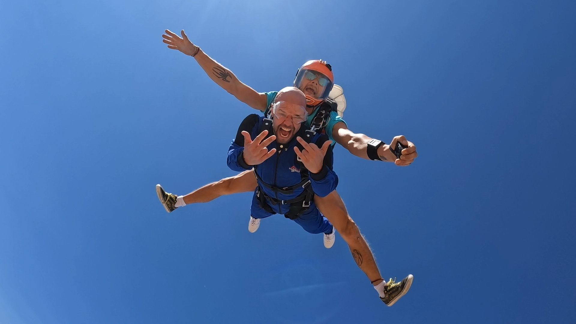 Tandem parachute deployment