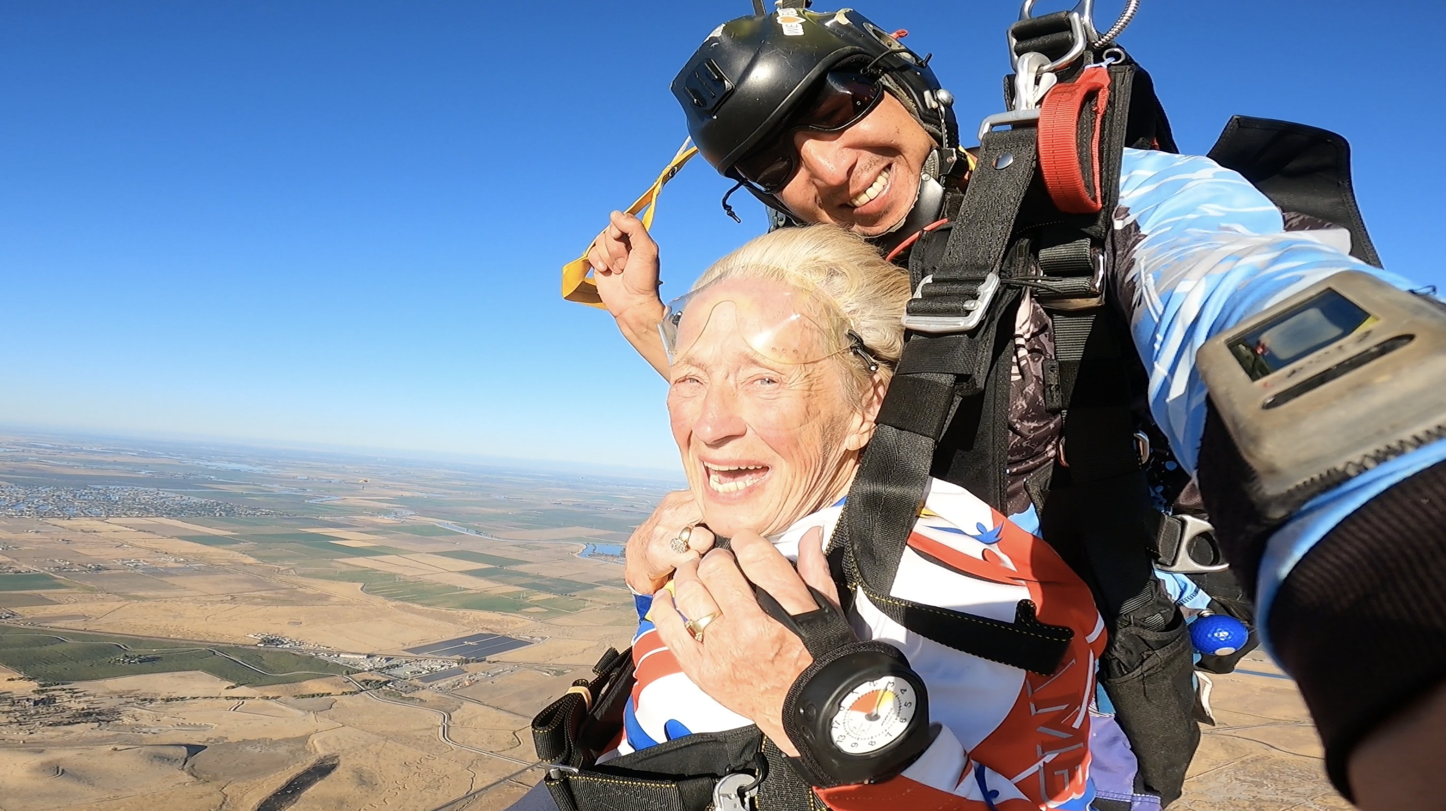 Tandem skydiving experience for Tracy visitors